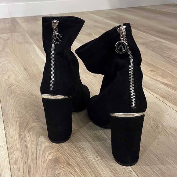 The Wishbone Collection Gemma Stretch Suede Black Heeled Bootie size 8M - Picture 5 of 5